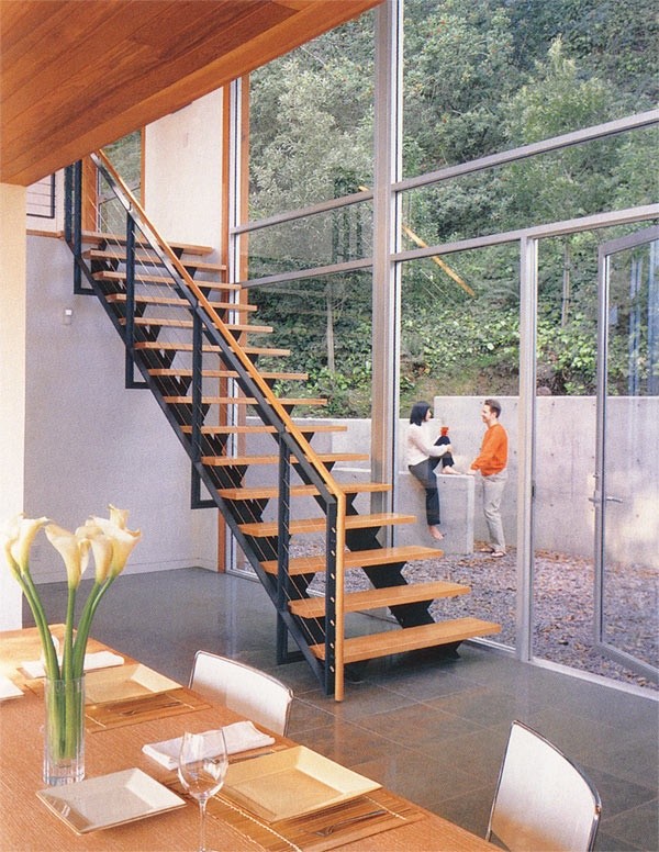 Modern inredning av en mellanstor rak trappa i trä, med öppna sättsteg