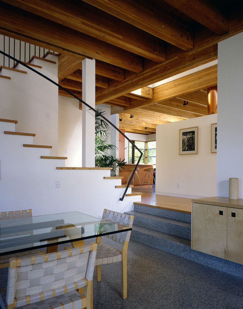 Foto de escalera en U minimalista grande con escalones de madera