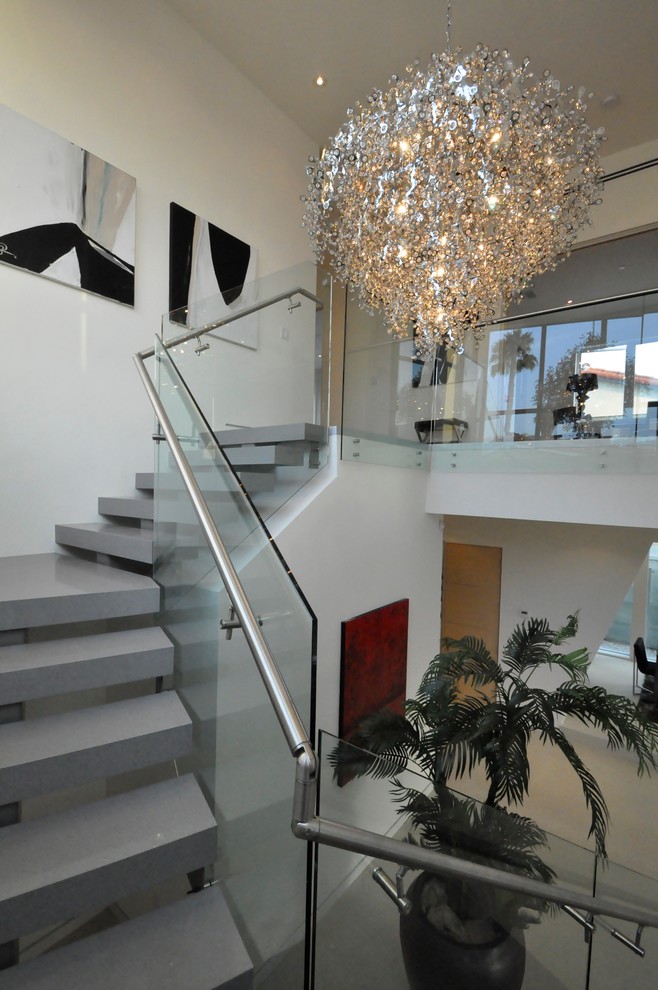 Aménagement d'un escalier moderne avec éclairage.