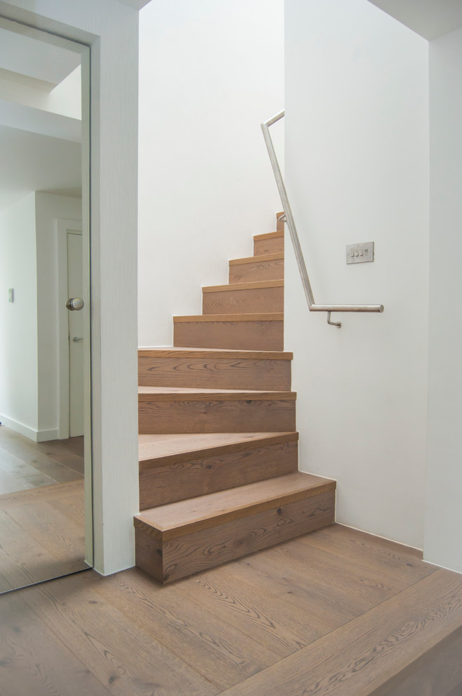 Свежая идея для дизайна: деревянная лестница среднего размера в современном стиле с деревянными ступенями - отличное фото интерьера