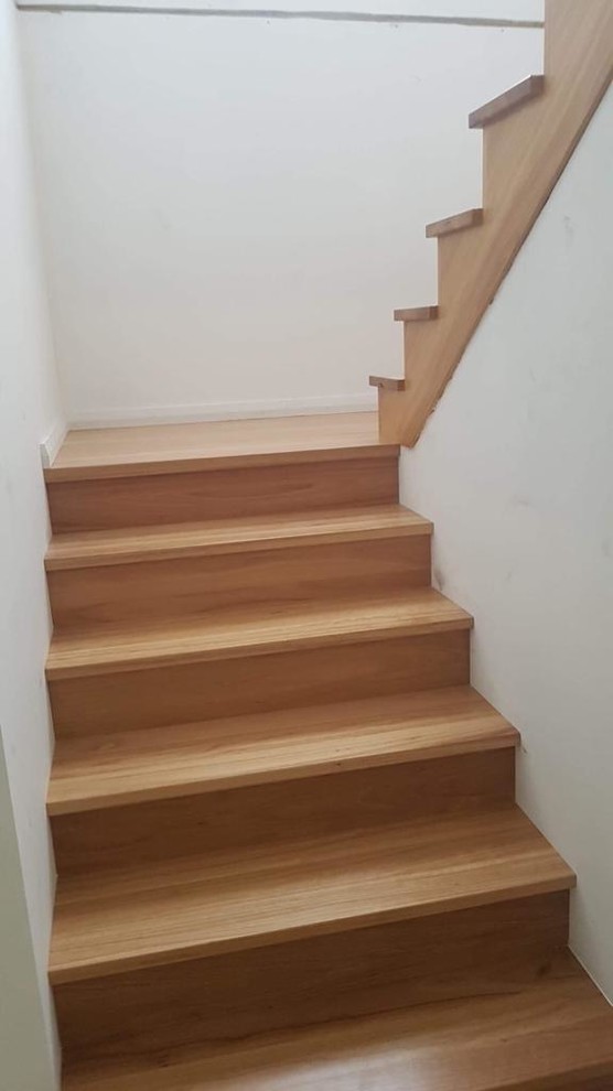 Источник вдохновения для домашнего уюта: угловая лестница в современном стиле с деревянными ступенями и деревянными перилами
