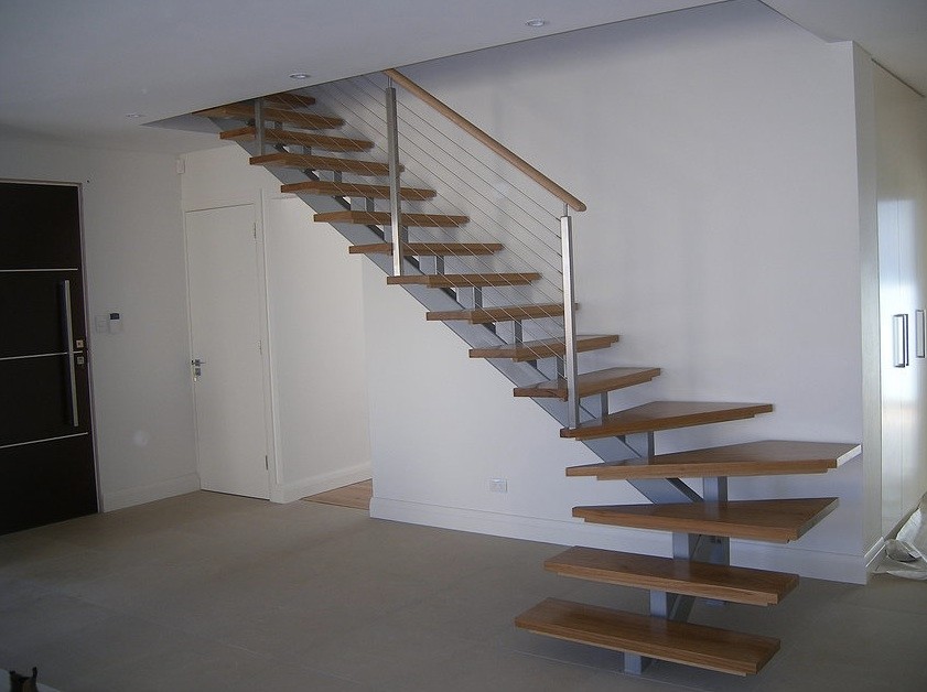 Diseño de escalera en L contemporánea de tamaño medio con escalones de madera