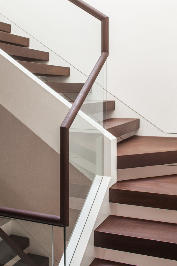 Пример оригинального дизайна: угловая лестница в стиле модернизм с деревянными ступенями и крашенными деревянными подступенками