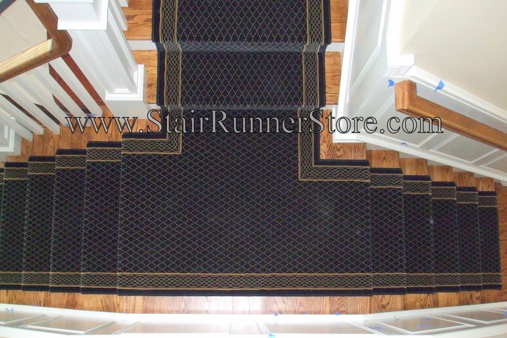 Ejemplo de escalera minimalista de tamaño medio con escalones de madera y contrahuellas de madera pintada