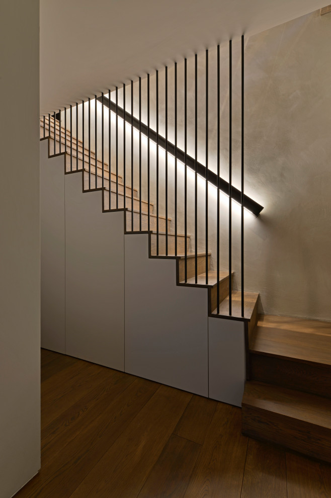 Modelo de escalera recta urbana con escalones de madera y barandilla de metal