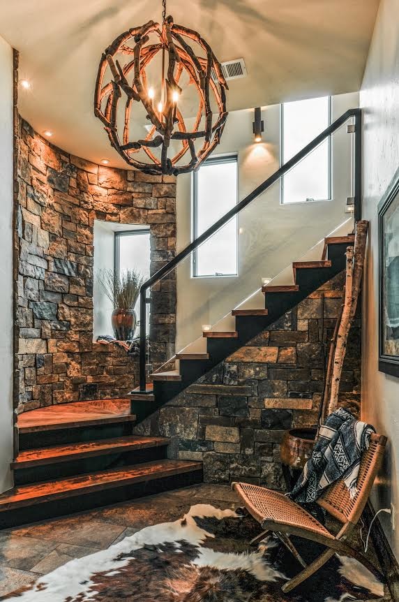 Foto de escalera curva rústica de tamaño medio con escalones de madera, contrahuellas de madera y barandilla de vidrio