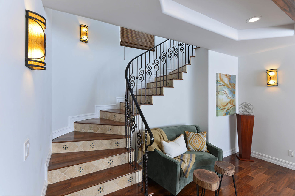Стильный дизайн: лестница в средиземноморском стиле с металлическими перилами - последний тренд