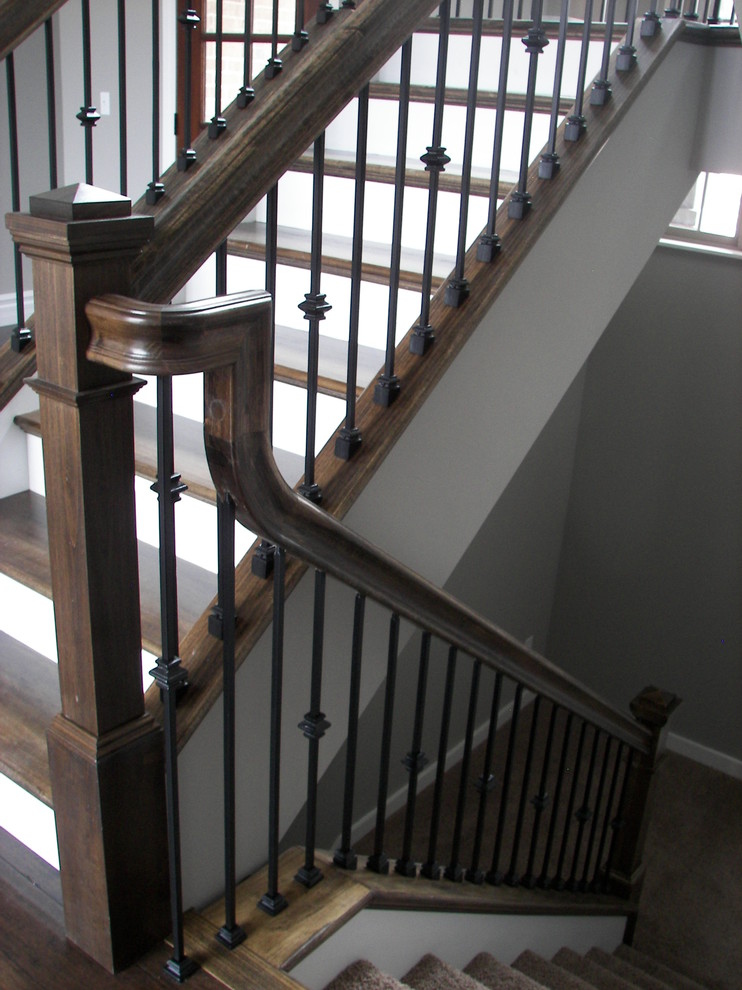 Modelo de escalera en L actual de tamaño medio con escalones de madera y contrahuellas de madera pintada