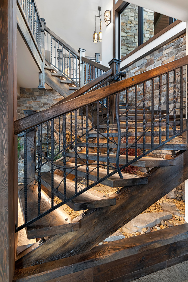 Aménagement d'un grand escalier sans contremarche flottant montagne avec des marches en bois et un garde-corps en matériaux mixtes.