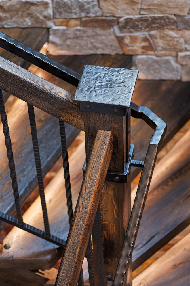 Foto de escalera suspendida rústica grande sin contrahuella con escalones de madera y barandilla de varios materiales
