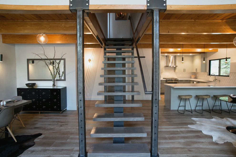 Exemple d'un escalier flottant moderne de taille moyenne avec des marches en bois et des contremarches en métal.