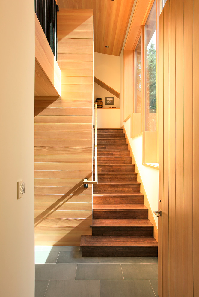 Cette image montre un escalier droit design avec des marches en bois, des contremarches en bois et palier.