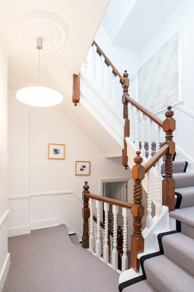 Mittelgroße Klassische Treppe in U-Form mit Teppich-Setzstufen in London