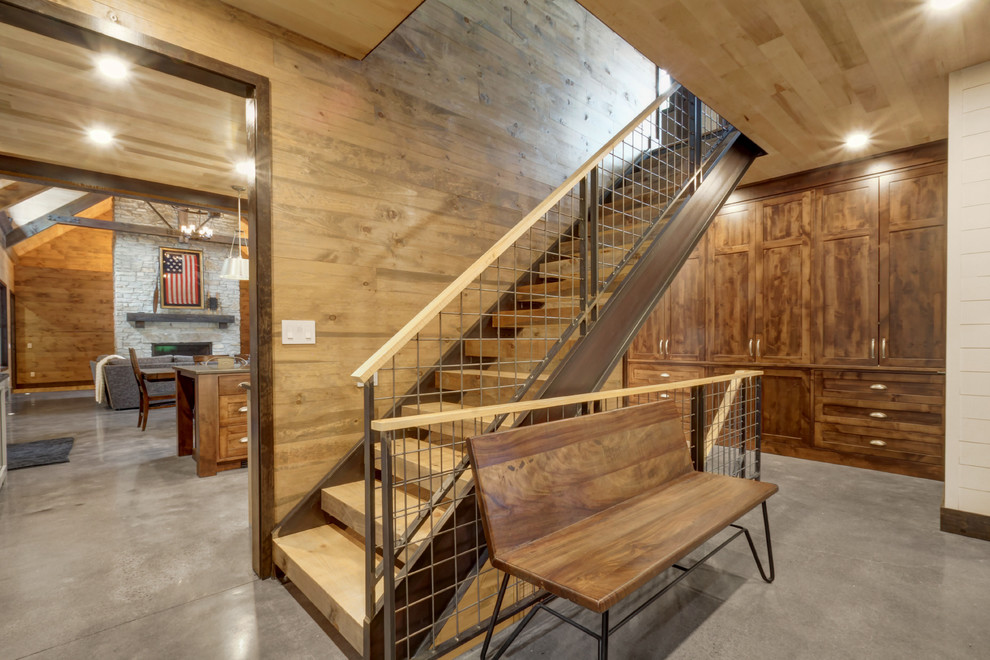 Diseño de escalera recta rural sin contrahuella con escalones de madera y barandilla de metal