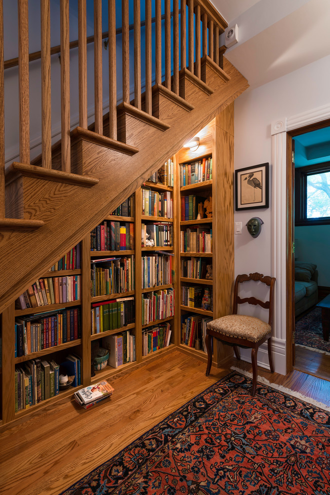На фото: деревянная лестница в классическом стиле с деревянными ступенями и кладовкой или шкафом под ней