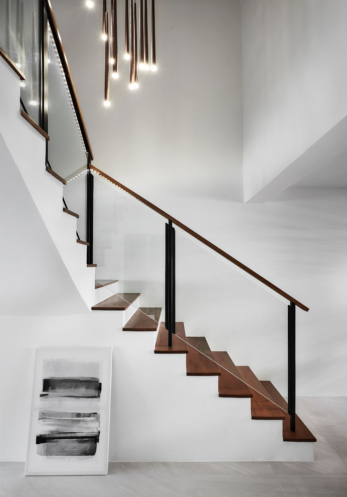 Design ideas for a modern staircase in Singapore with feature lighting.