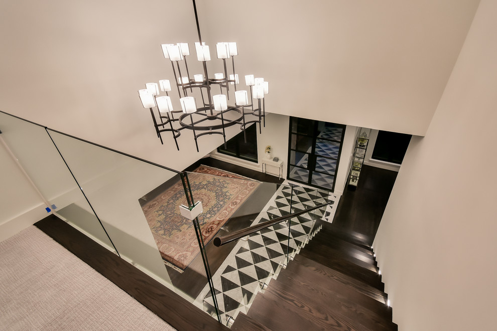 Modelo de escalera recta contemporánea de tamaño medio con escalones de madera pintada, contrahuellas de madera pintada y barandilla de vidrio