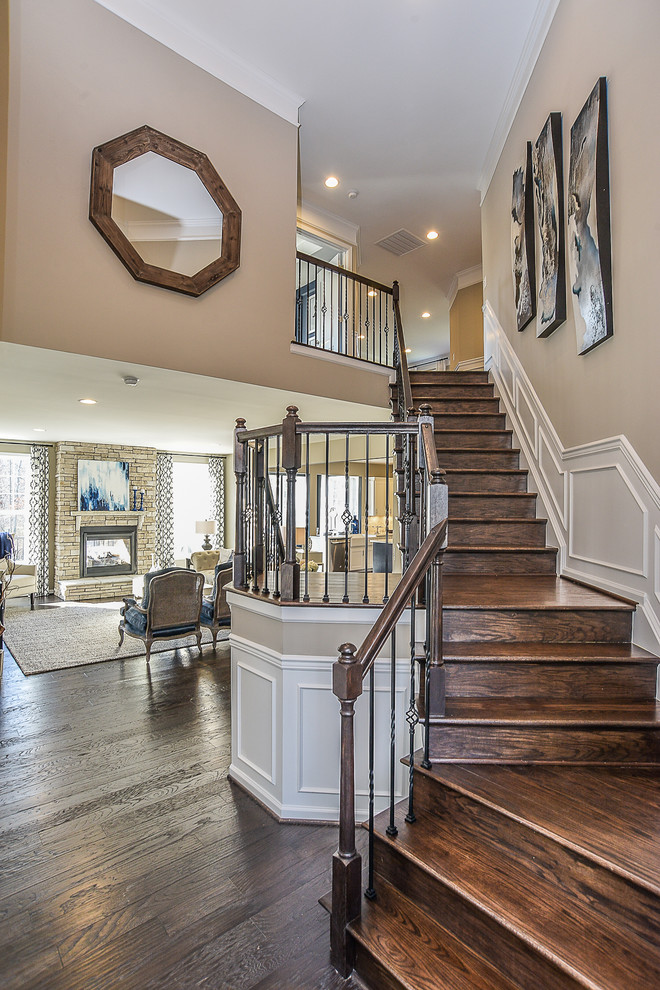 Стильный дизайн: деревянная лестница в классическом стиле с деревянными ступенями и деревянными перилами - последний тренд