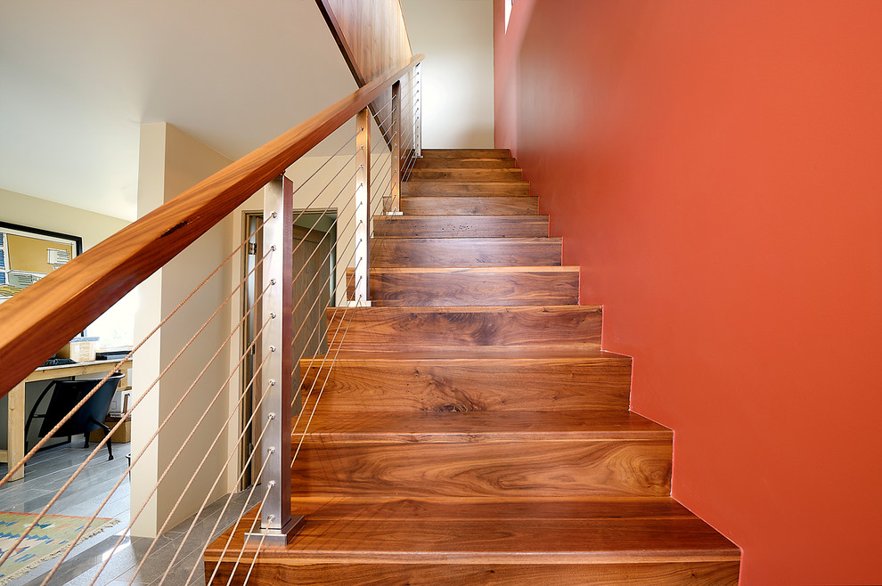Diseño de escalera en U moderna grande con escalones de madera, contrahuellas de madera y barandilla de varios materiales