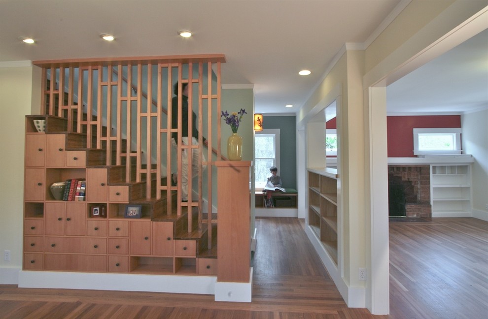 Aménagement d'un petit escalier droit craftsman avec des marches en bois et des contremarches en bois.