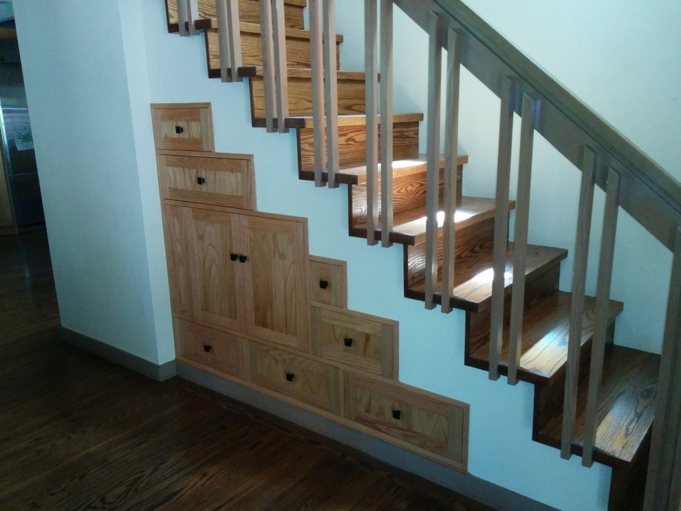 На фото: прямая деревянная лестница среднего размера в классическом стиле с деревянными ступенями
