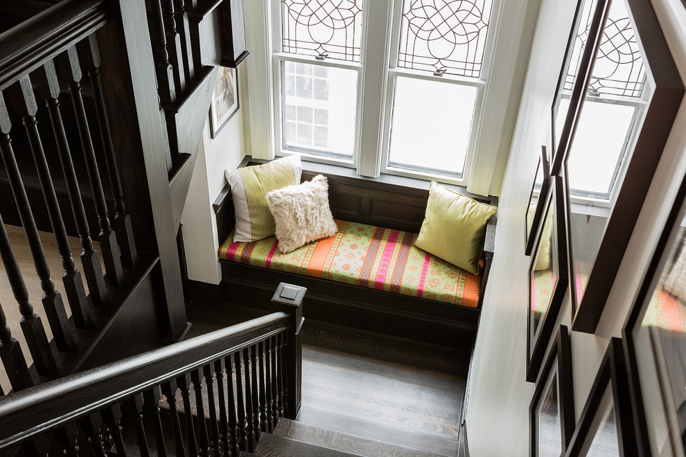 На фото: п-образная лестница среднего размера в современном стиле с деревянными ступенями с