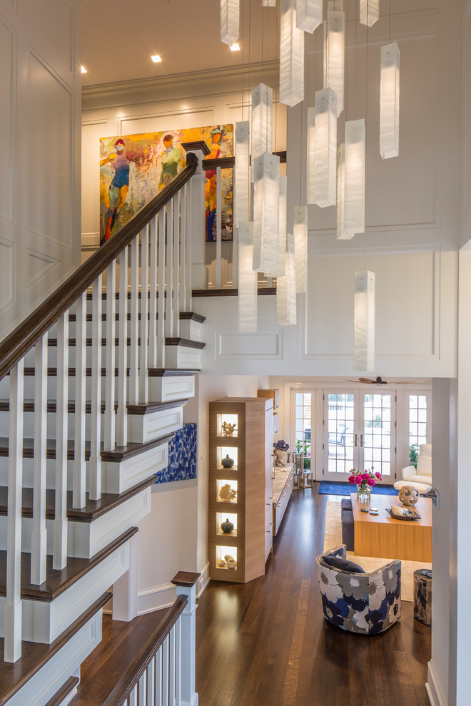 Ejemplo de escalera recta contemporánea de tamaño medio con escalones de madera y contrahuellas de madera pintada