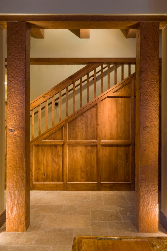 Пример оригинального дизайна: прямая деревянная лестница среднего размера в стиле кантри с деревянными ступенями, деревянными перилами и деревянными стенами