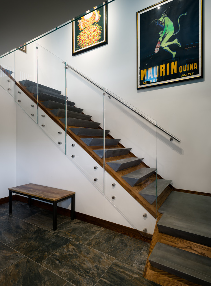 ボルチモアにある高級な中くらいなモダンスタイルのおしゃれな階段 (木の蹴込み板、ガラスフェンス) の写真