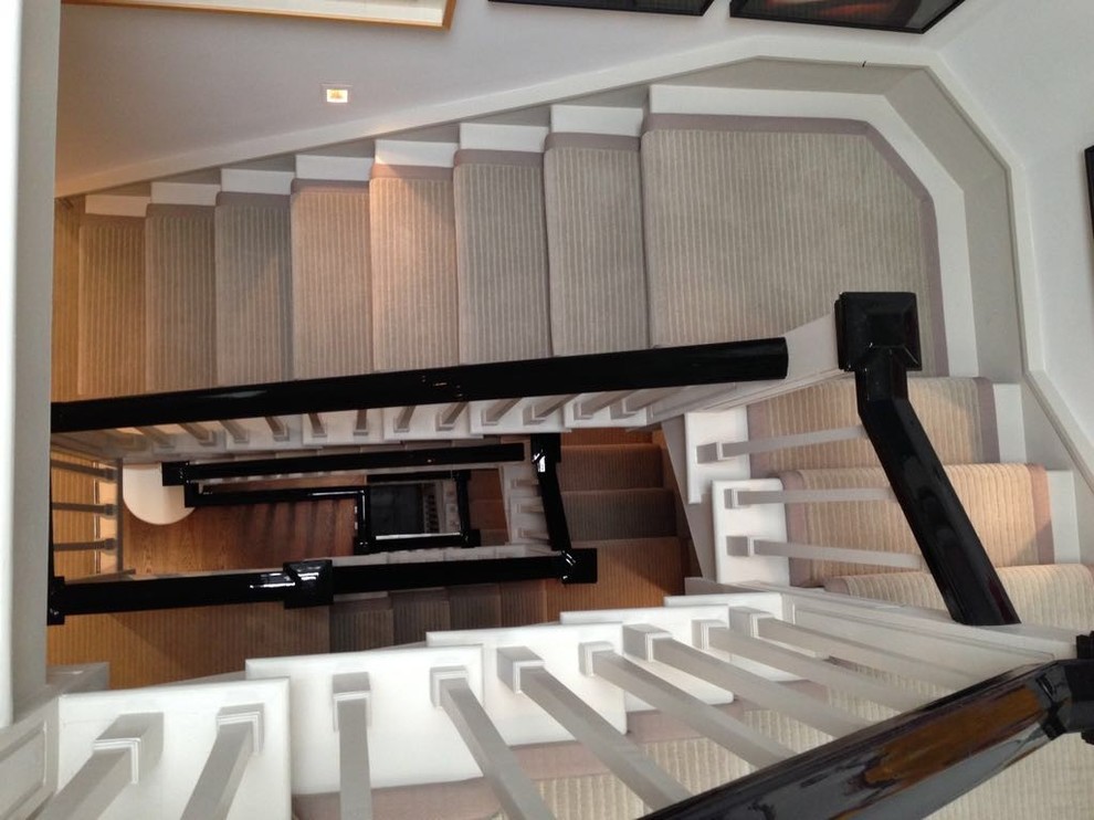 На фото: огромная п-образная лестница в современном стиле с ступенями с ковровым покрытием и ковровыми подступенками