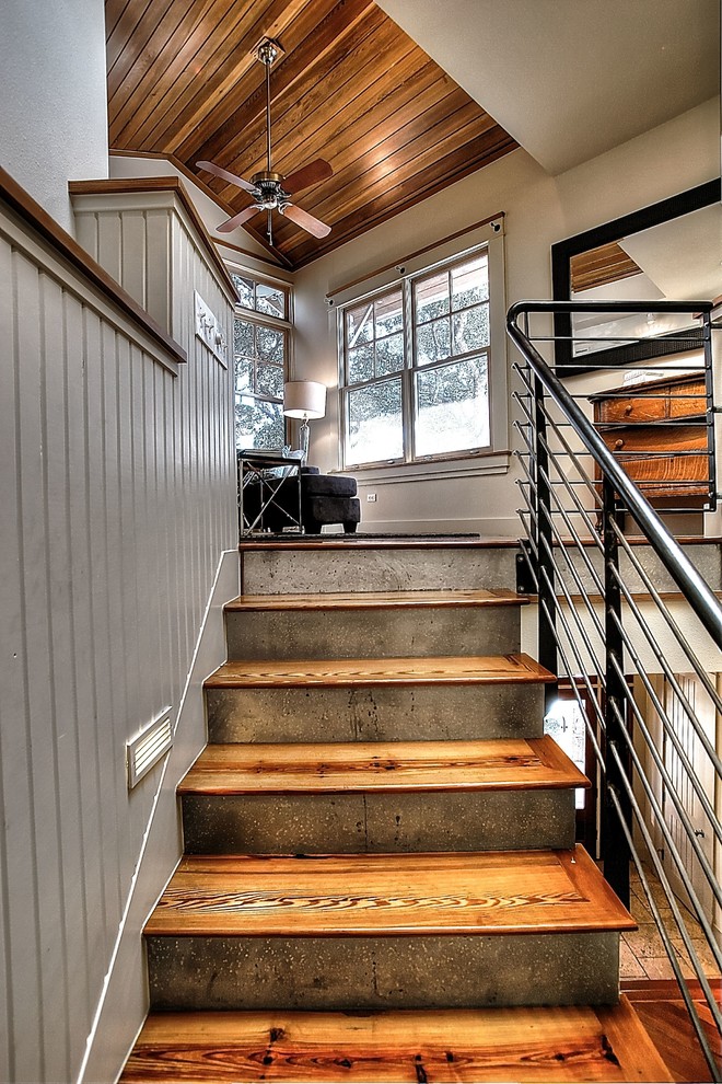 Mittelgroße Moderne Holztreppe in L-Form mit Metall-Setzstufen in Austin