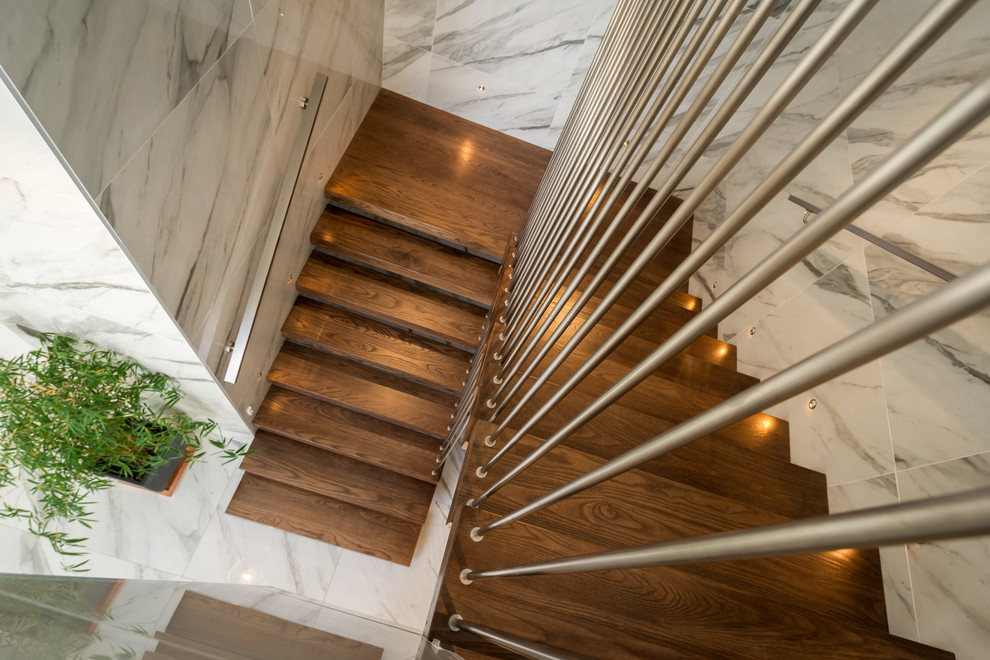 Cette photo montre un grand escalier sans contremarche flottant tendance avec des marches en bois.