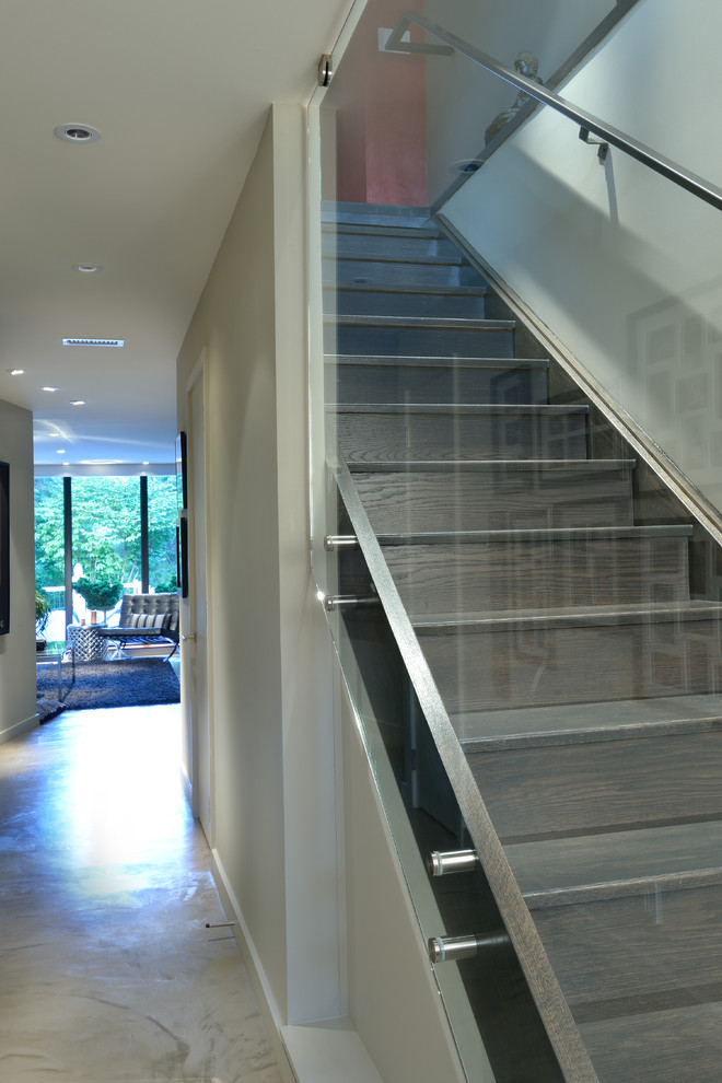 トロントにあるコンテンポラリースタイルのおしゃれな階段 (木の蹴込み板) の写真