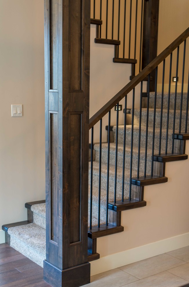 Idée de décoration pour un escalier craftsman en U de taille moyenne avec des marches en moquette et des contremarches en moquette.