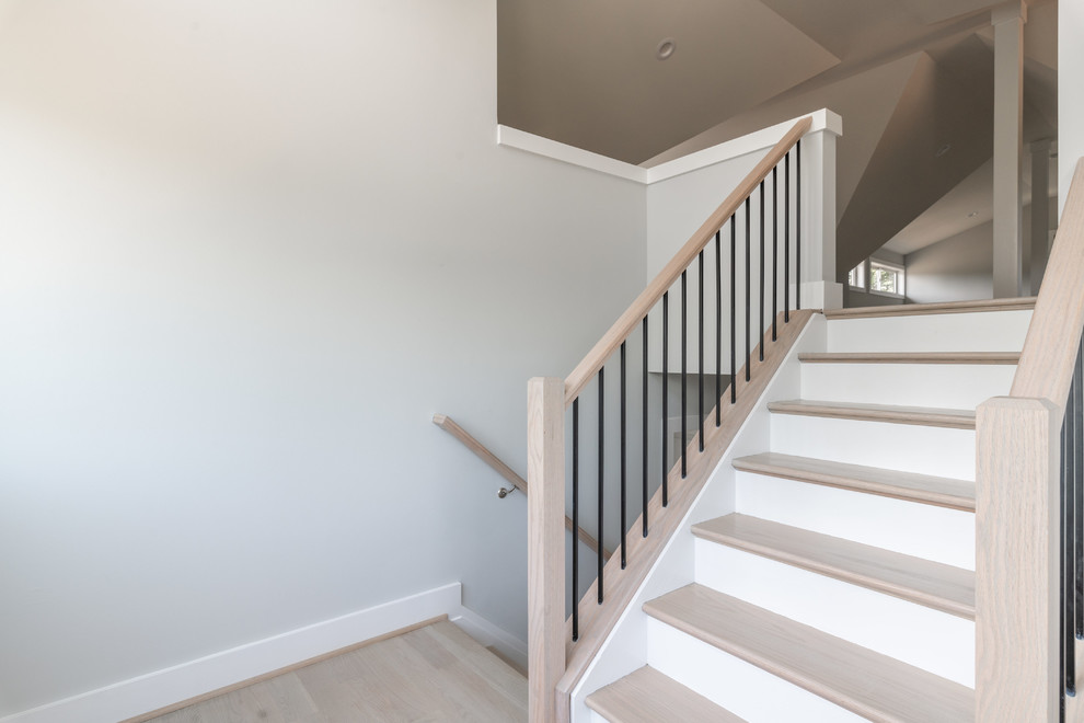 Источник вдохновения для домашнего уюта: прямая деревянная лестница среднего размера в современном стиле с деревянными ступенями и перилами из смешанных материалов