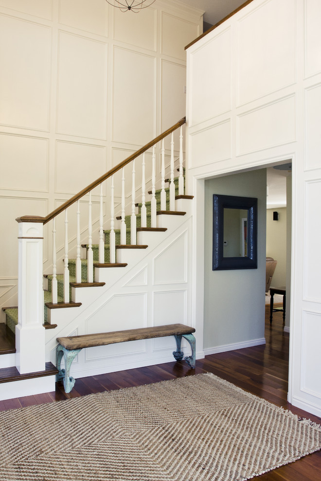 Cette image montre un escalier traditionnel avec des marches en bois.