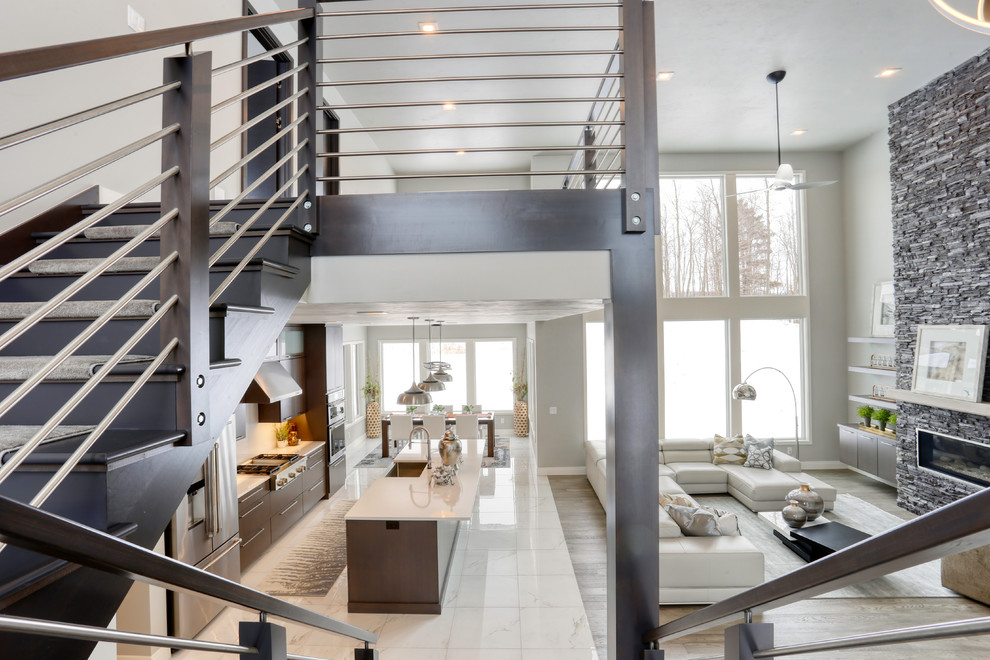 Источник вдохновения для домашнего уюта: большая п-образная деревянная лестница в современном стиле с деревянными ступенями и перилами из смешанных материалов