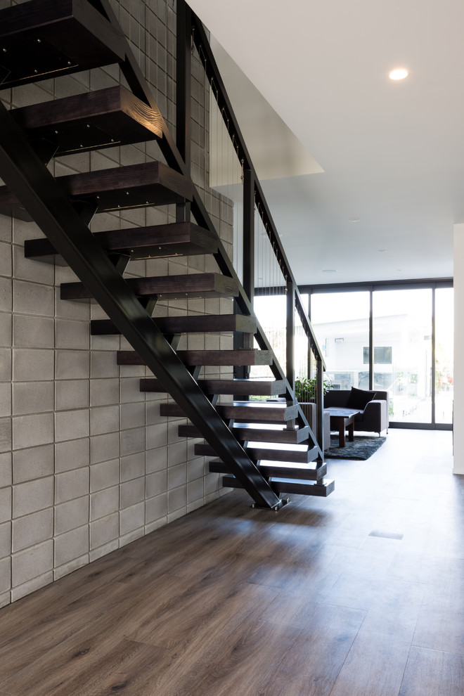 Источник вдохновения для домашнего уюта: лестница на больцах, среднего размера в стиле лофт с деревянными ступенями и металлическими перилами без подступенок