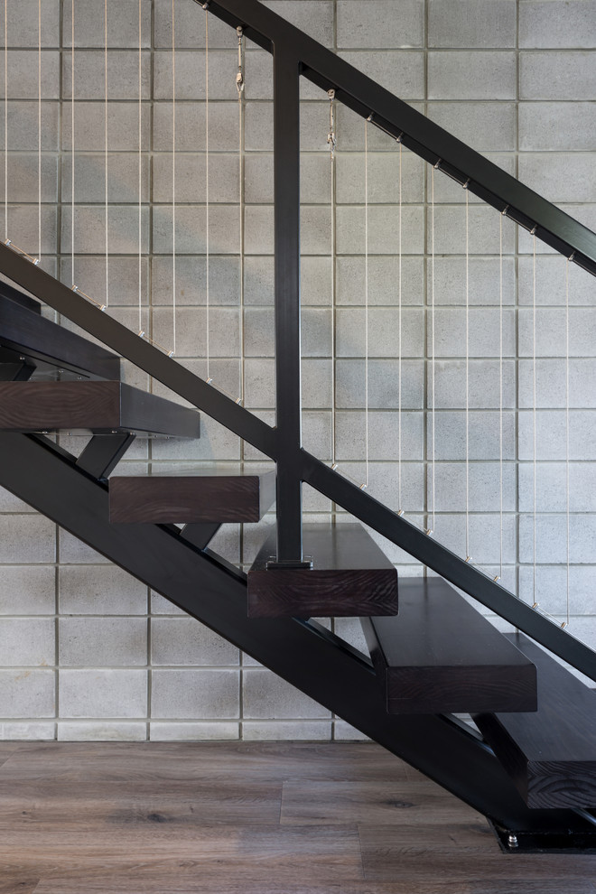 Стильный дизайн: лестница на больцах, среднего размера в стиле лофт с деревянными ступенями и металлическими перилами без подступенок - последний тренд