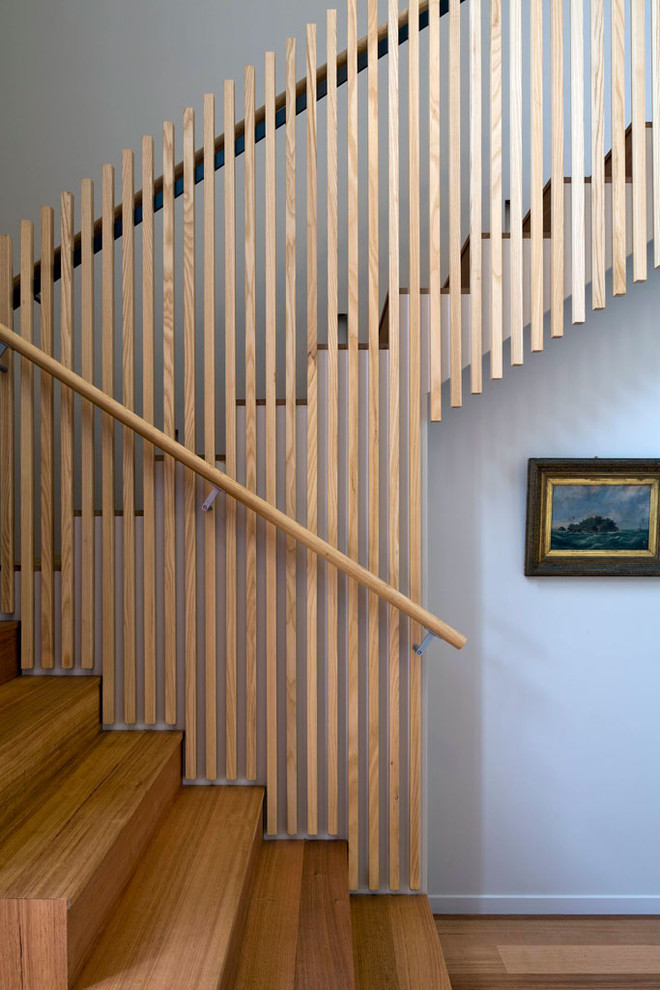 Пример оригинального дизайна: деревянная лестница среднего размера в современном стиле с деревянными ступенями и деревянными перилами