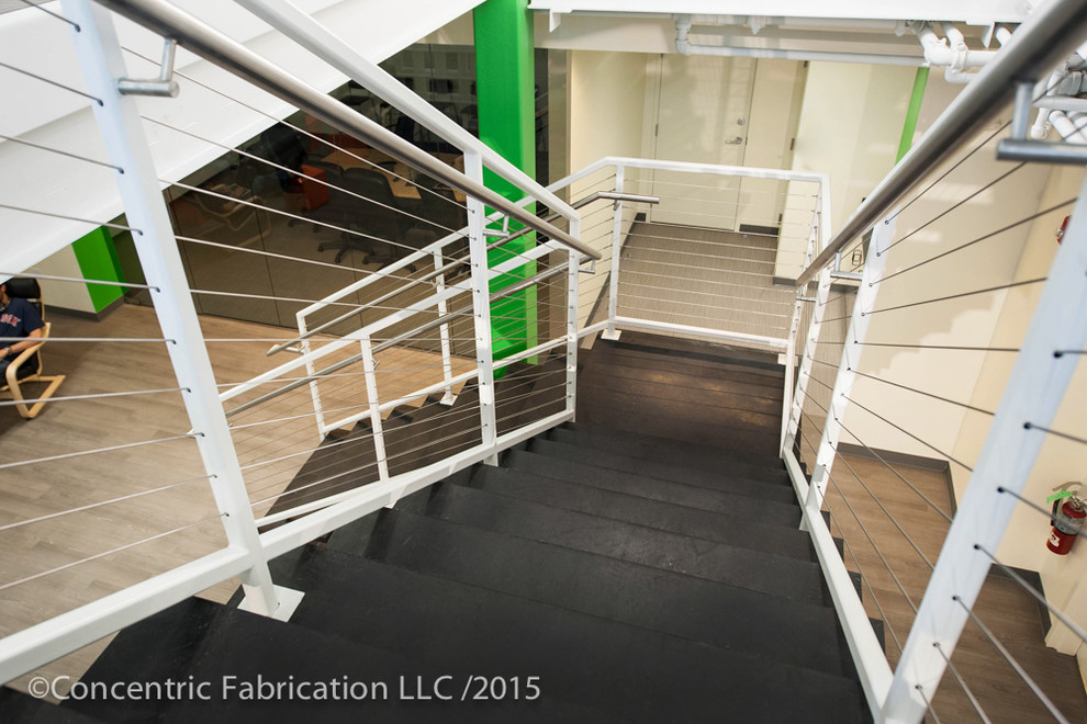 Idée de décoration pour un escalier minimaliste en L de taille moyenne avec des contremarches en métal.