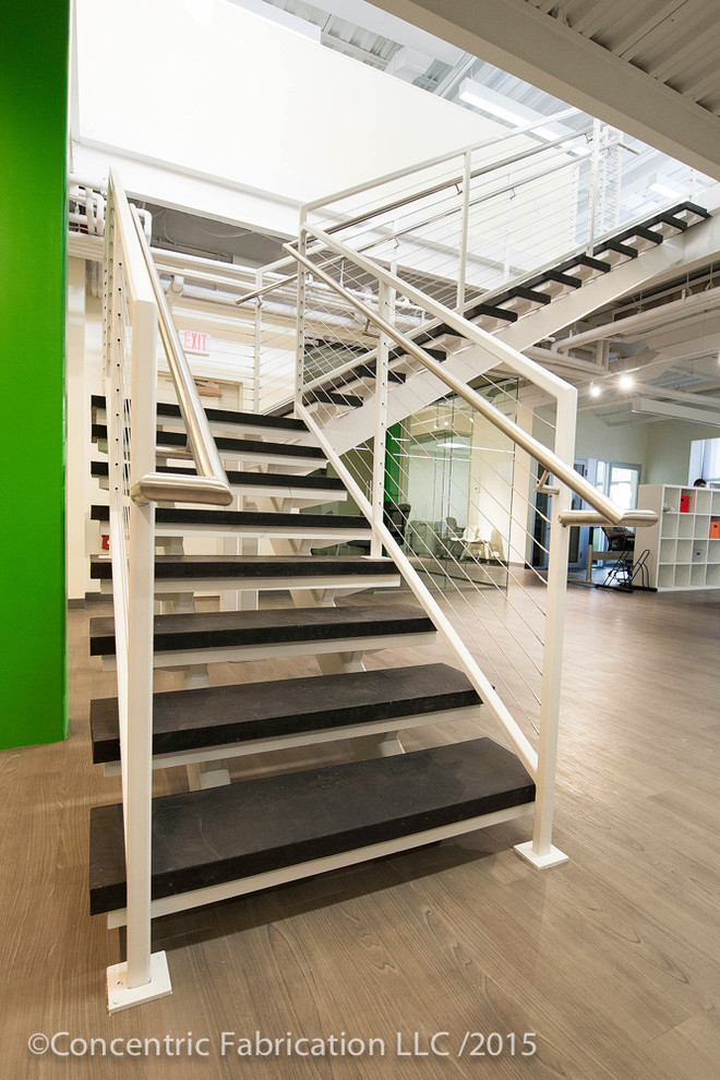 Diseño de escalera en L minimalista de tamaño medio con contrahuellas de metal
