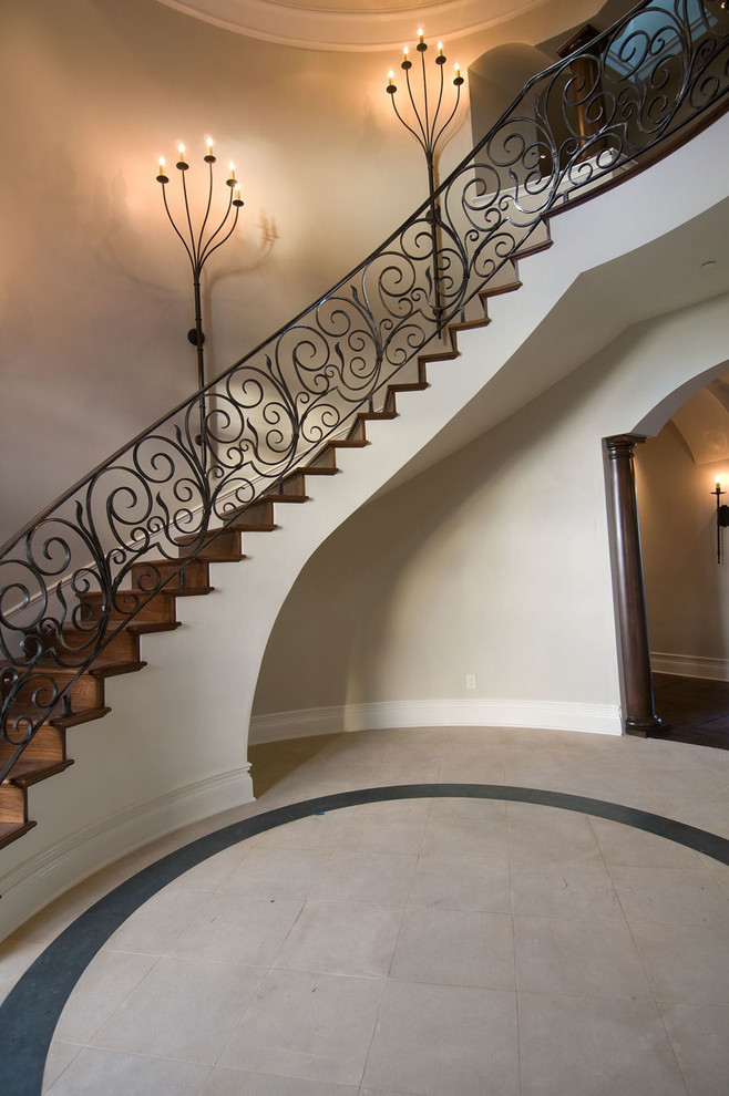 Cette image montre un escalier courbe traditionnel de taille moyenne avec des marches en bois et des contremarches en bois.