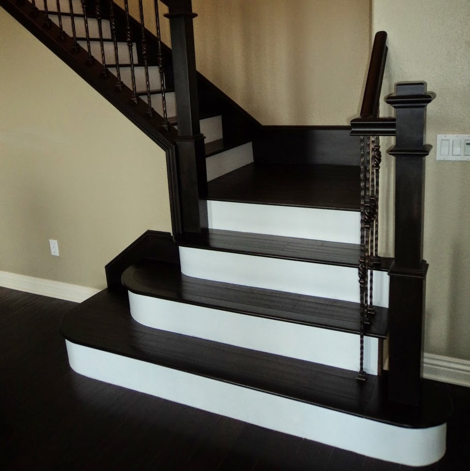 Стильный дизайн: большая угловая лестница в стиле модернизм с деревянными ступенями и крашенными деревянными подступенками - последний тренд