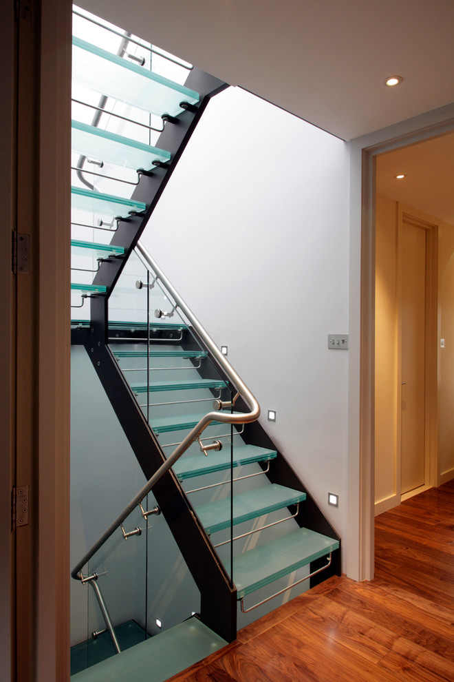 ロンドンにある高級な中くらいなコンテンポラリースタイルのおしゃれな階段の写真