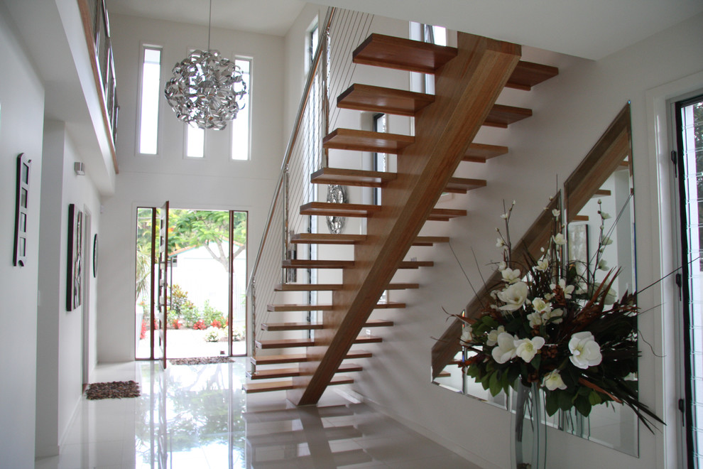Ejemplo de escalera recta actual sin contrahuella con escalones de madera