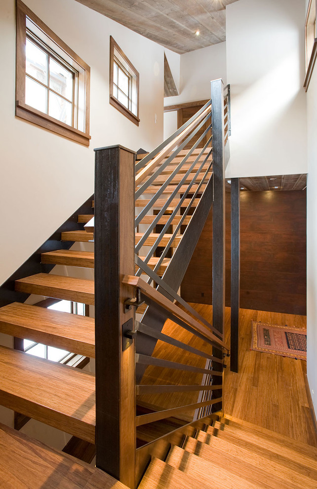 Diseño de escalera en U de estilo americano grande sin contrahuella con escalones de madera
