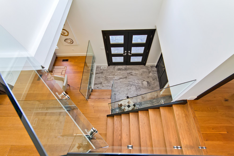 Источник вдохновения для домашнего уюта: угловая деревянная лестница среднего размера в современном стиле с деревянными ступенями и стеклянными перилами