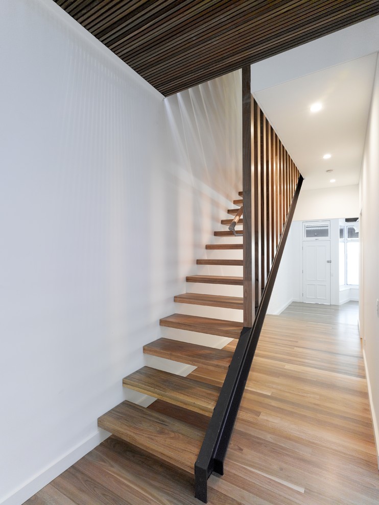 Imagen de escalera recta actual pequeña sin contrahuella con escalones de madera