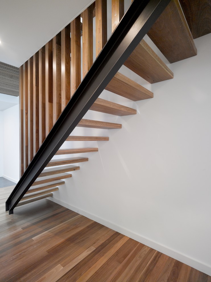 Idées déco pour un petit escalier sans contremarche droit contemporain avec des marches en bois et un garde-corps en bois.